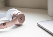 How to connect beat headphones to iphone?