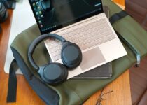 How can I separate my speaker and headphones sound Windows 10?