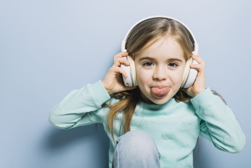 Kids increasingly exposed to noise health risks via earbuds and headphones