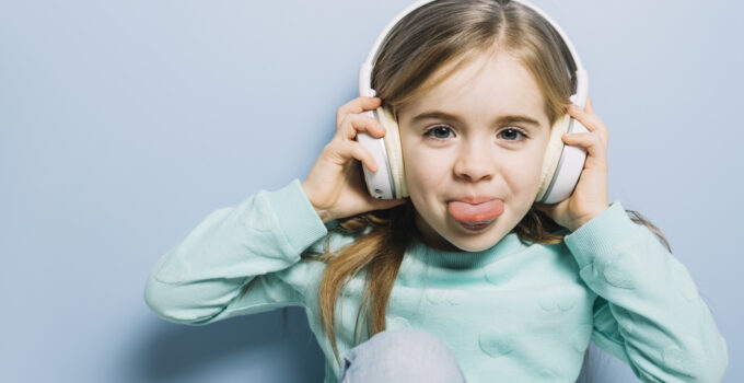 Kids increasingly exposed to noise health risks via earbuds and headphones