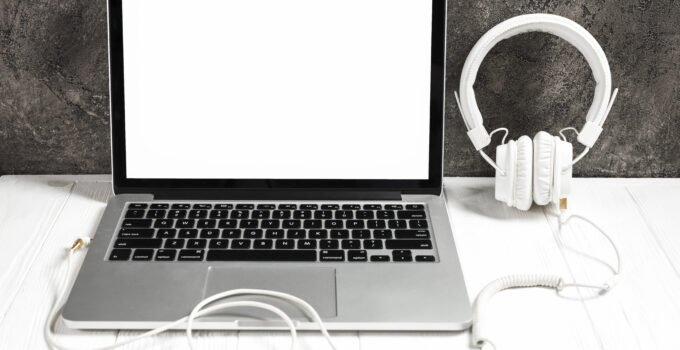 How to connect bose headphones to macbook?
