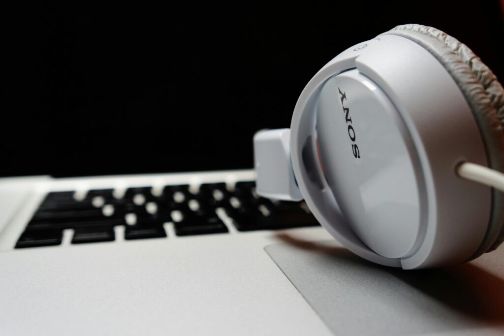 How to connect sony headphones to laptop?