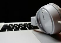 How to connect sony headphones to laptop?